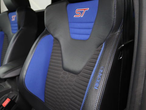 Ford Focus 2.0 ST-3 | Stoel & stuurverwarming | Recaro sportstoelen | Xenon | Bluetooth | Climate control | Half leder | Cruise control