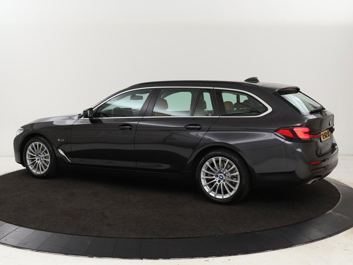 BMW 5 Serie 530e Business Edition Plus | LaserLight | Leder | Stoelverwarming | Carplay | Live Cockpit | Navigatie | Memory | Parkeerhulp | Climate control