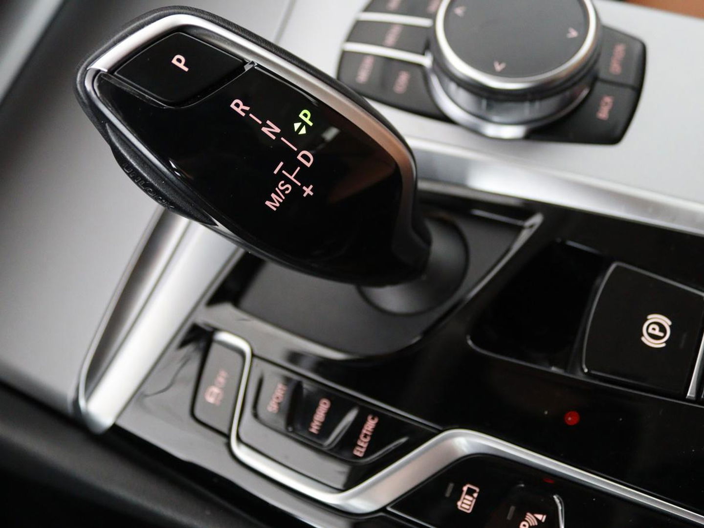 BMW 5 Serie 530e Business Edition Plus | LaserLight | Leder | Stoelverwarming | Carplay | Live Cockpit | Navigatie | Memory | Parkeerhulp | Climate control