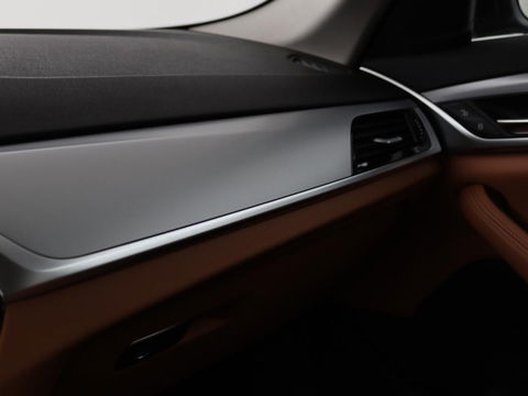 BMW 5 Serie 530e Business Edition Plus | LaserLight | Leder | Stoelverwarming | Carplay | Live Cockpit | Navigatie | Memory | Parkeerhulp | Climate control
