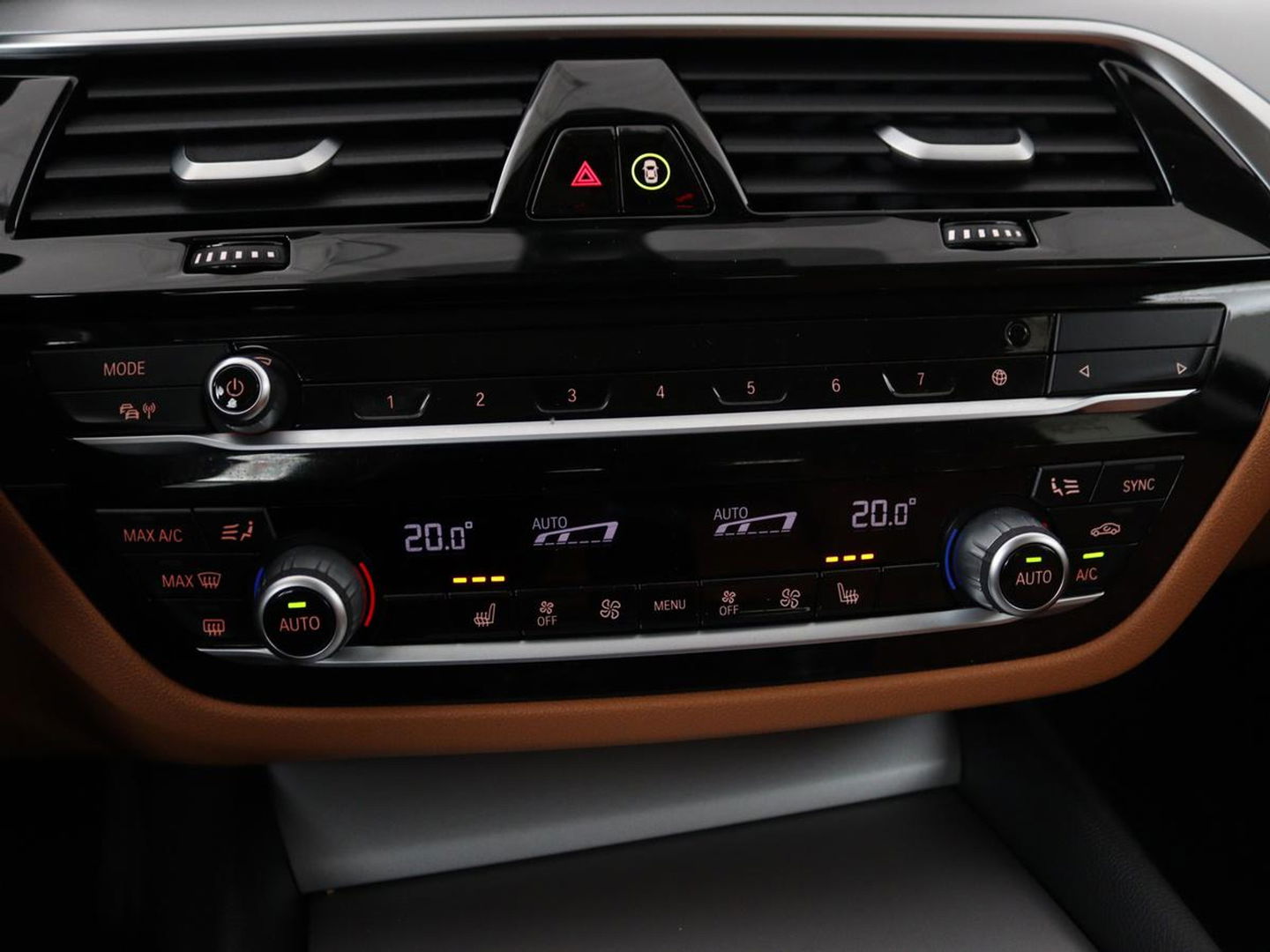 BMW 5 Serie 530e Business Edition Plus | LaserLight | Leder | Stoelverwarming | Carplay | Live Cockpit | Navigatie | Memory | Parkeerhulp | Climate control