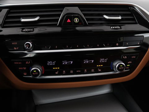 BMW 5 Serie 530e Business Edition Plus | LaserLight | Leder | Stoelverwarming | Carplay | Live Cockpit | Navigatie | Memory | Parkeerhulp | Climate control