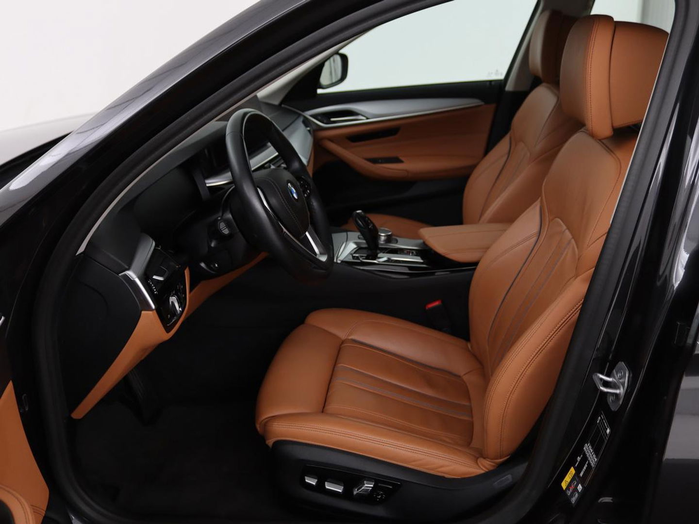 BMW 5 Serie 530e Business Edition Plus | LaserLight | Leder | Stoelverwarming | Carplay | Live Cockpit | Navigatie | Memory | Parkeerhulp | Climate control