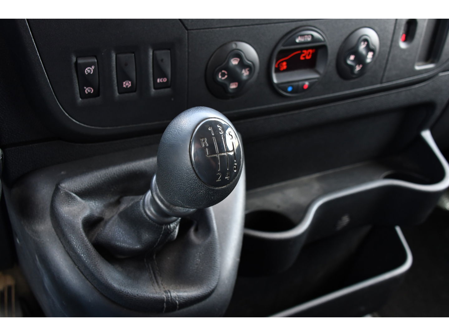 Renault Master T35 2.3 dCi L2H2 Black Edition Cruise, NAVI, Sensoren, Multimedia, Clima, Trekhaak, Airco, 145PK, Uniek!