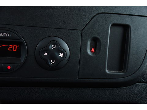 Renault Master T35 2.3 dCi L2H2 Black Edition Cruise, NAVI, Sensoren, Multimedia, Clima, Trekhaak, Airco, 145PK, Uniek!