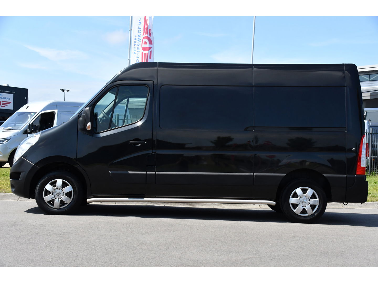 Renault Master T35 2.3 dCi L2H2 Black Edition Cruise, NAVI, Sensoren, Multimedia, Clima, Trekhaak, Airco, 145PK, Uniek!
