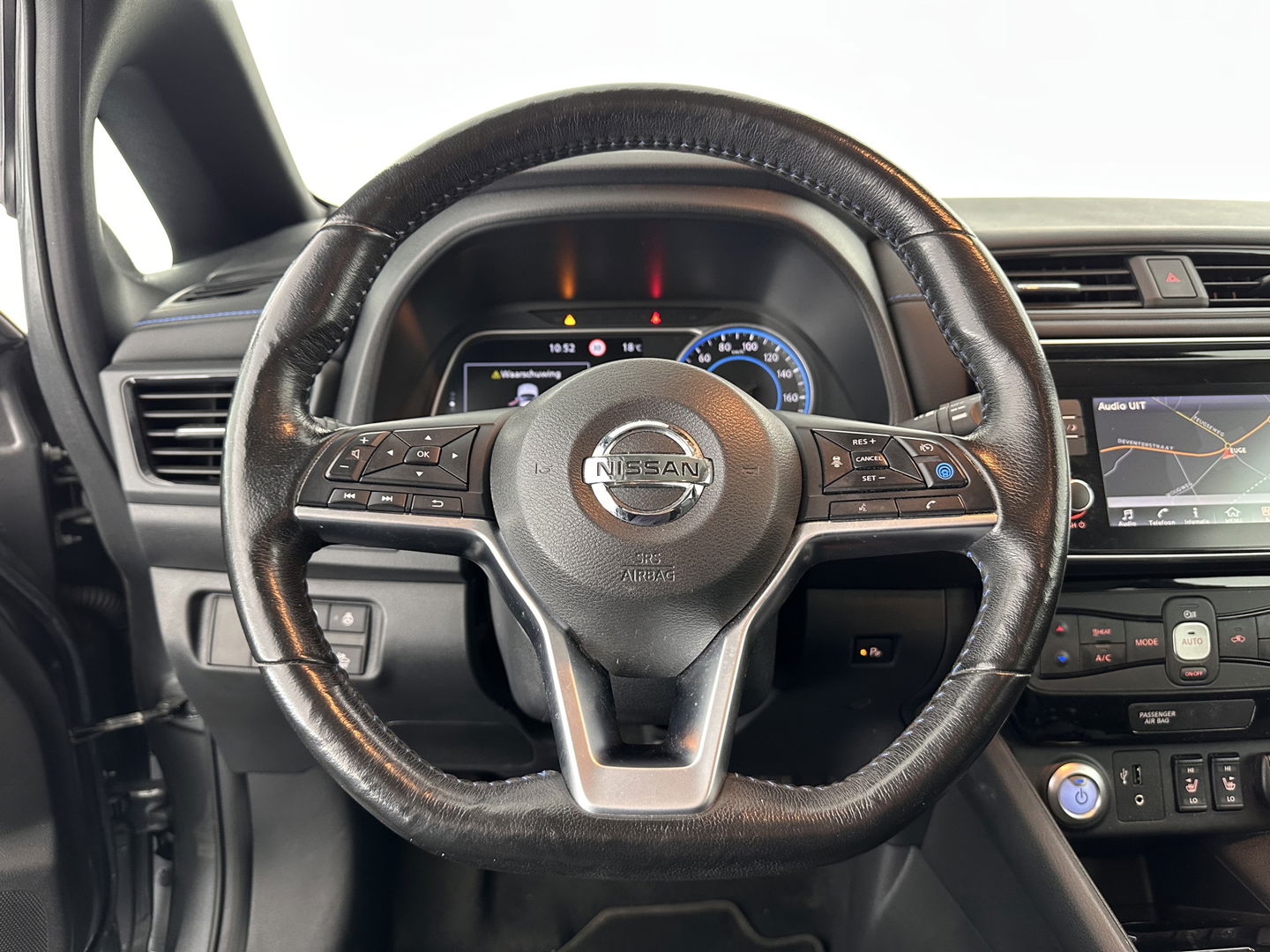 Nissan Leaf Tekna 40 kWh Aut. *LEATHER-FABRIC | FULL-LED | BOSE-SURROUND | ADAPTIVE-CRUISE | TOPVIEW | KEYLESS | NAVI-FULLMAP | BLINDSPOT | DAB+ | PDC | HEATED-COMFORTSEATS | TOWBAR | DIGI-COCKPIT | 17"ALU
