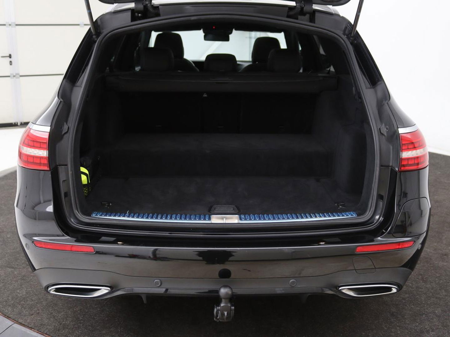 Mercedes-Benz E-Klasse 300de 4Matic AMG Night | Panoramadak | Trekhaak | Stoelverwarming | 360 camera | Adaptive cruise | Leder/Alcantara | Burmeseter | Matrix LED | Navigatie