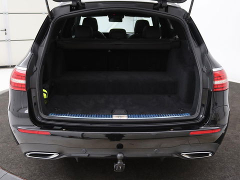 Mercedes-Benz E-Klasse 300de 4Matic AMG Night | Panoramadak | Trekhaak | Stoelverwarming | 360 camera | Adaptive cruise | Leder/Alcantara | Burmeseter | Matrix LED | Navigatie
