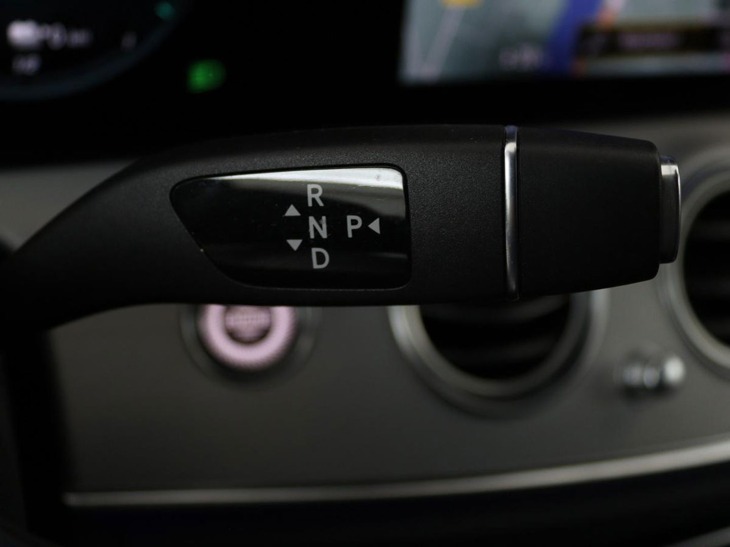 Mercedes-Benz E-Klasse 300de 4Matic AMG Night | Panoramadak | Trekhaak | Stoelverwarming | 360 camera | Adaptive cruise | Leder/Alcantara | Burmeseter | Matrix LED | Navigatie