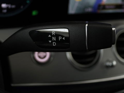 Mercedes-Benz E-Klasse 300de 4Matic AMG Night | Panoramadak | Trekhaak | Stoelverwarming | 360 camera | Adaptive cruise | Leder/Alcantara | Burmeseter | Matrix LED | Navigatie