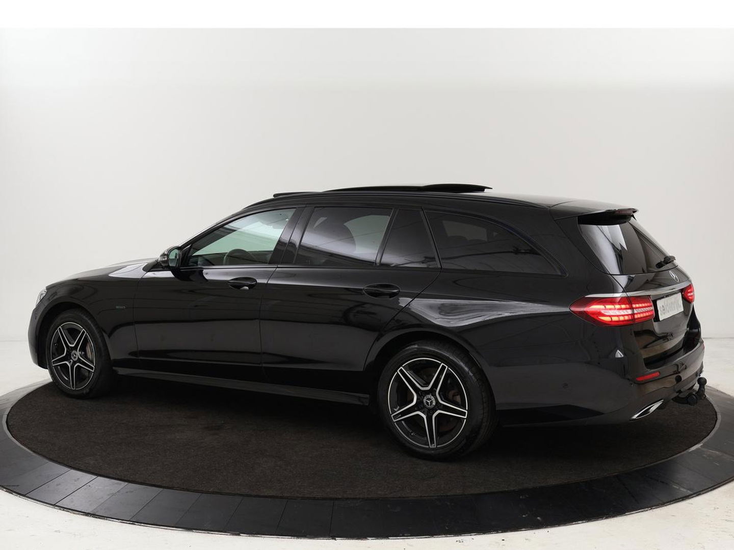 Mercedes-Benz E-Klasse 300de 4Matic AMG Night | Panoramadak | Trekhaak | Stoelverwarming | 360 camera | Adaptive cruise | Leder/Alcantara | Burmeseter | Matrix LED | Navigatie