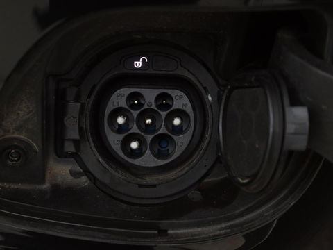 Mercedes-Benz E-Klasse 300de 4Matic AMG Night | Panoramadak | Trekhaak | Stoelverwarming | 360 camera | Adaptive cruise | Leder/Alcantara | Burmeseter | Matrix LED | Navigatie