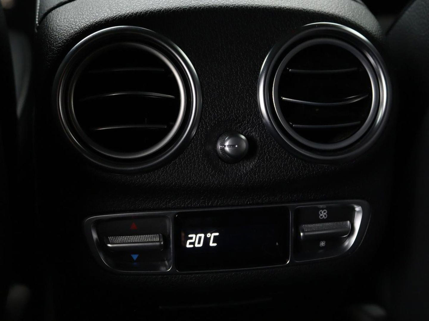 Mercedes-Benz E-Klasse 300de 4Matic AMG Night | Panoramadak | Trekhaak | Stoelverwarming | 360 camera | Adaptive cruise | Leder/Alcantara | Burmeseter | Matrix LED | Navigatie
