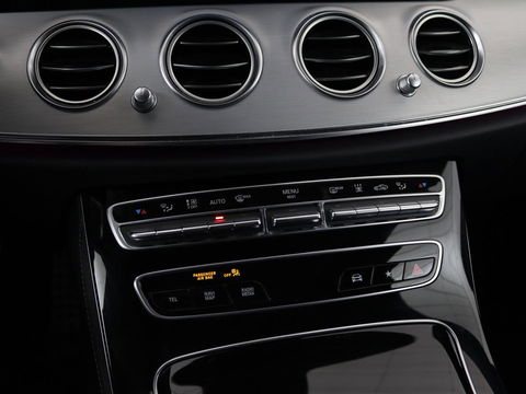 Mercedes-Benz E-Klasse 300de 4Matic AMG Night | Panoramadak | Trekhaak | Stoelverwarming | 360 camera | Adaptive cruise | Leder/Alcantara | Burmeseter | Matrix LED | Navigatie