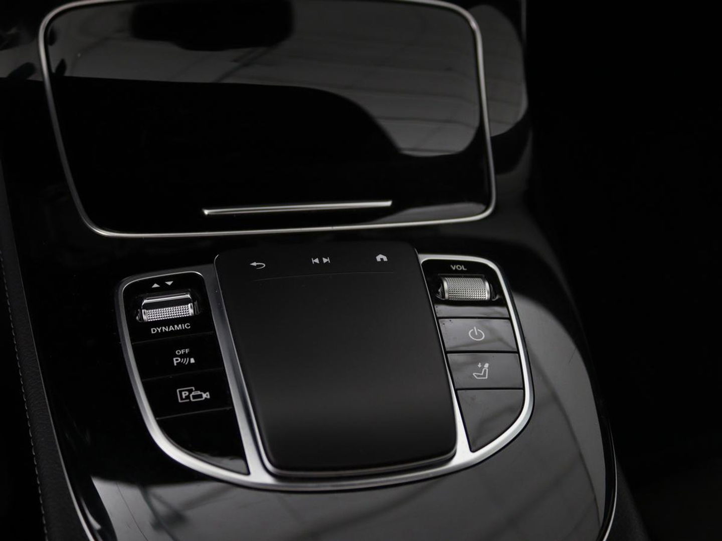 Mercedes-Benz E-Klasse 300de 4Matic AMG Night | Panoramadak | Trekhaak | Stoelverwarming | 360 camera | Adaptive cruise | Leder/Alcantara | Burmeseter | Matrix LED | Navigatie