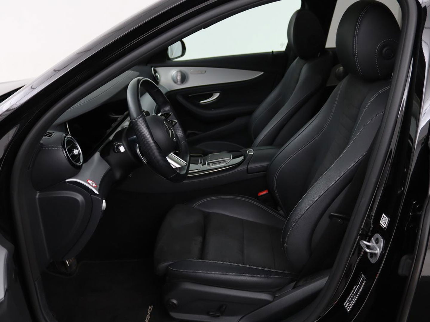 Mercedes-Benz E-Klasse 300de 4Matic AMG Night | Panoramadak | Trekhaak | Stoelverwarming | 360 camera | Adaptive cruise | Leder/Alcantara | Burmeseter | Matrix LED | Navigatie