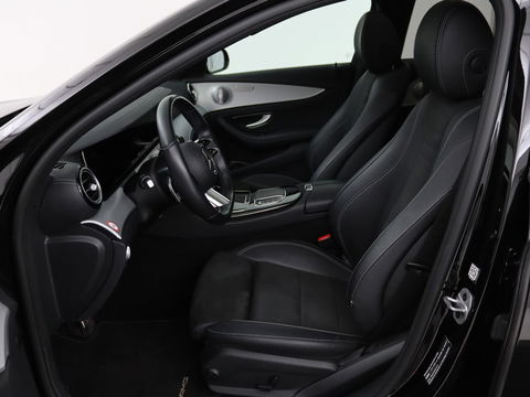 Mercedes-Benz E-Klasse 300de 4Matic AMG Night | Panoramadak | Trekhaak | Stoelverwarming | 360 camera | Adaptive cruise | Leder/Alcantara | Burmeseter | Matrix LED | Navigatie