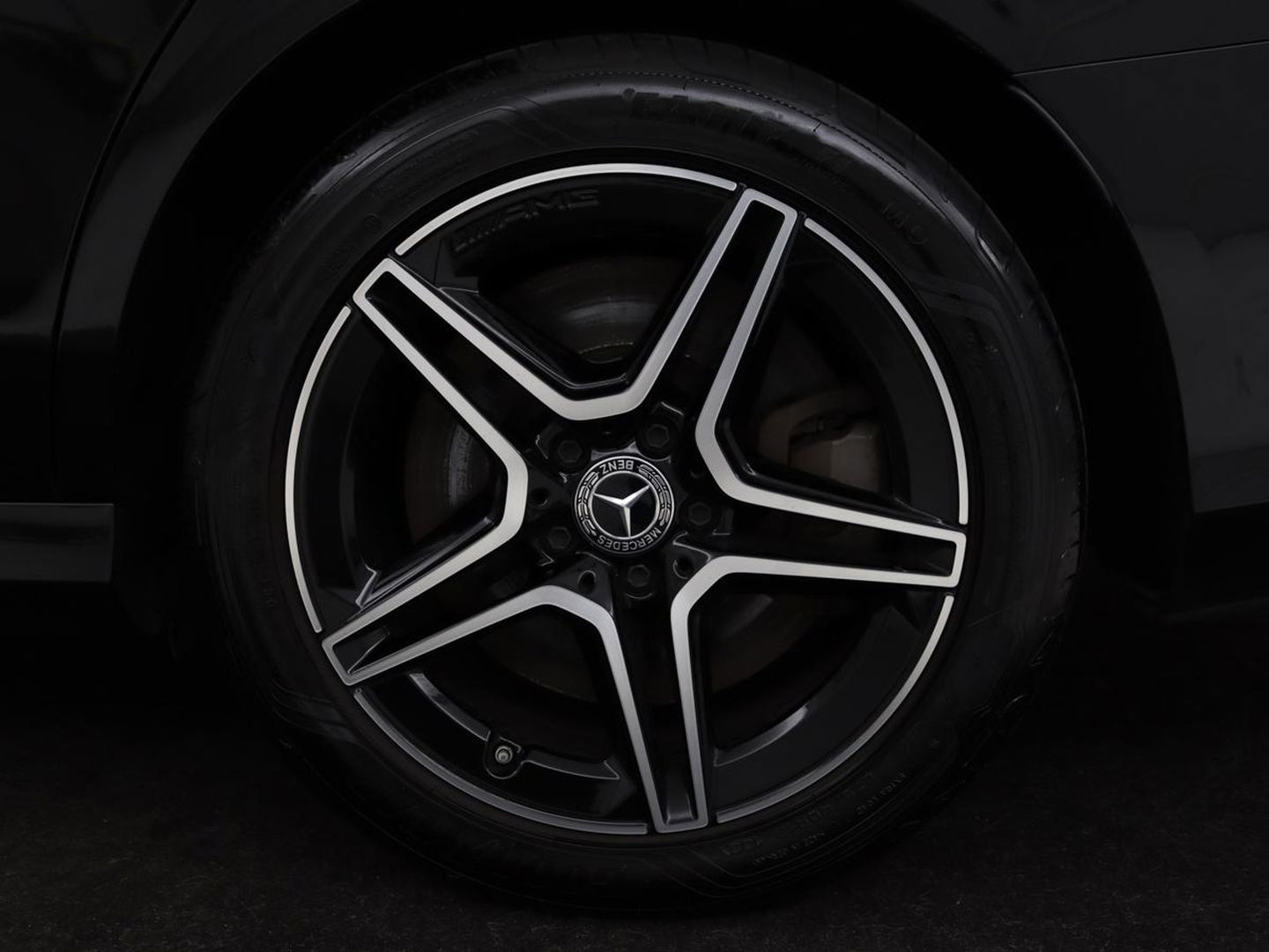 Mercedes-Benz E-Klasse 300de 4Matic AMG Night | Panoramadak | Trekhaak | Stoelverwarming | 360 camera | Adaptive cruise | Leder/Alcantara | Burmeseter | Matrix LED | Navigatie