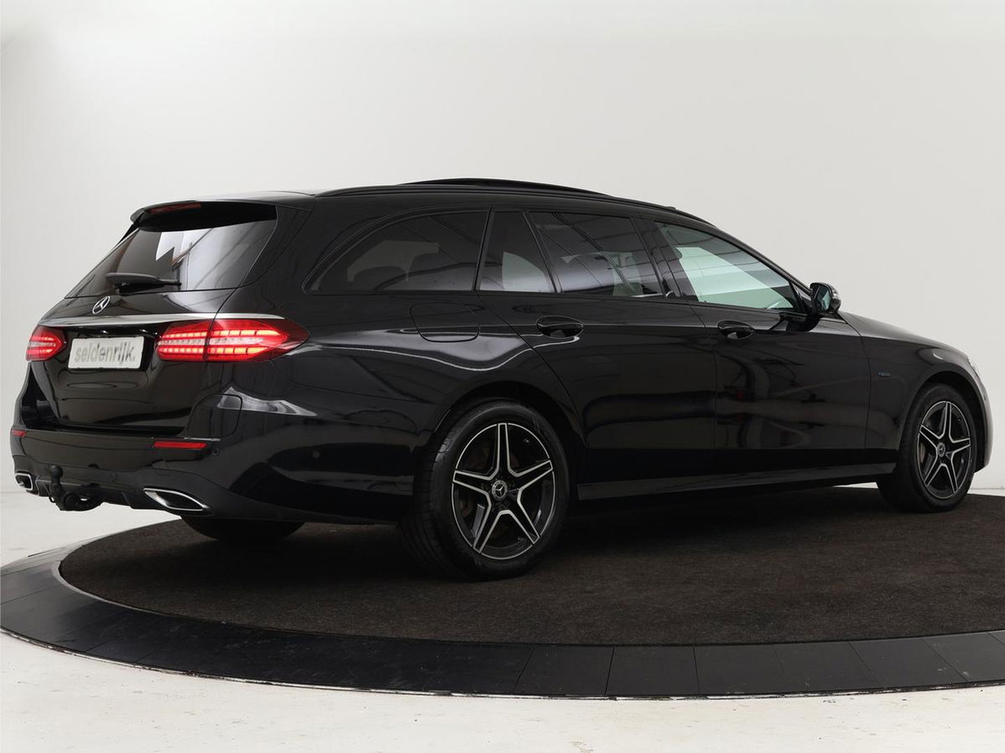 Mercedes-Benz E-Klasse 300de 4Matic AMG Night | Panoramadak | Trekhaak | Stoelverwarming | 360 camera | Adaptive cruise | Leder/Alcantara | Burmeseter | Matrix LED | Navigatie