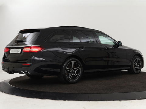 Mercedes-Benz E-Klasse 300de 4Matic AMG Night | Panoramadak | Trekhaak | Stoelverwarming | 360 camera | Adaptive cruise | Leder/Alcantara | Burmeseter | Matrix LED | Navigatie