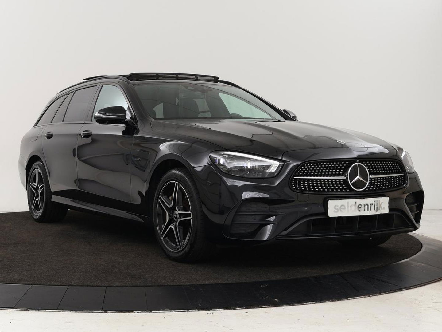 Mercedes-Benz E-Klasse 300de 4Matic AMG Night | Panoramadak | Trekhaak | Stoelverwarming | 360 camera | Adaptive cruise | Leder/Alcantara | Burmeseter | Matrix LED | Navigatie