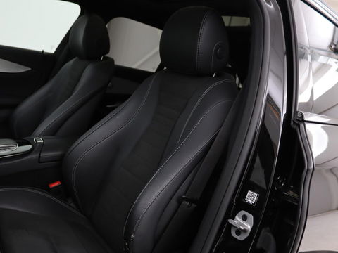 Mercedes-Benz E-Klasse 300de 4Matic AMG Night | Panoramadak | Trekhaak | Stoelverwarming | 360 camera | Adaptive cruise | Leder/Alcantara | Burmeseter | Matrix LED | Navigatie