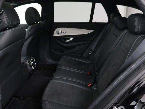 Mercedes-Benz E-Klasse 300de 4Matic AMG Night | Panoramadak | Trekhaak | Stoelverwarming | 360 camera | Adaptive cruise | Leder/Alcantara | Burmeseter | Matrix LED | Navigatie