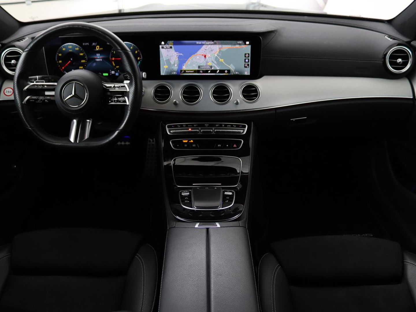 Mercedes-Benz E-Klasse 300de 4Matic AMG Night | Panoramadak | Trekhaak | Stoelverwarming | 360 camera | Adaptive cruise | Leder/Alcantara | Burmeseter | Matrix LED | Navigatie