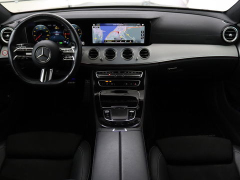 Mercedes-Benz E-Klasse 300de 4Matic AMG Night | Panoramadak | Trekhaak | Stoelverwarming | 360 camera | Adaptive cruise | Leder/Alcantara | Burmeseter | Matrix LED | Navigatie