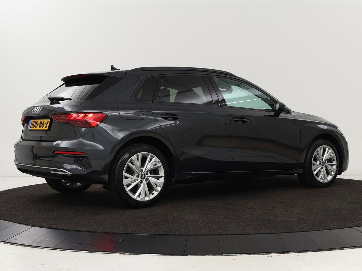Audi A3 45 TFSIe Business Edition | Head-Up | Stoelverwarming | Adaptive cruise | Carplay | Bang & Olufsen | Matrix LED | Keyless | Park Assist | Virtual Cockpit