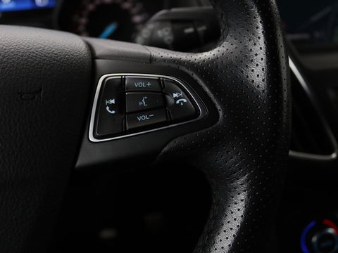 Ford Focus 1.0 EcoBoost 140pk ST-Line | Stoel & stuurverwarming | Xenon | Carplay | Navigatie | Climate control | Parkeerhulp | Cruise control