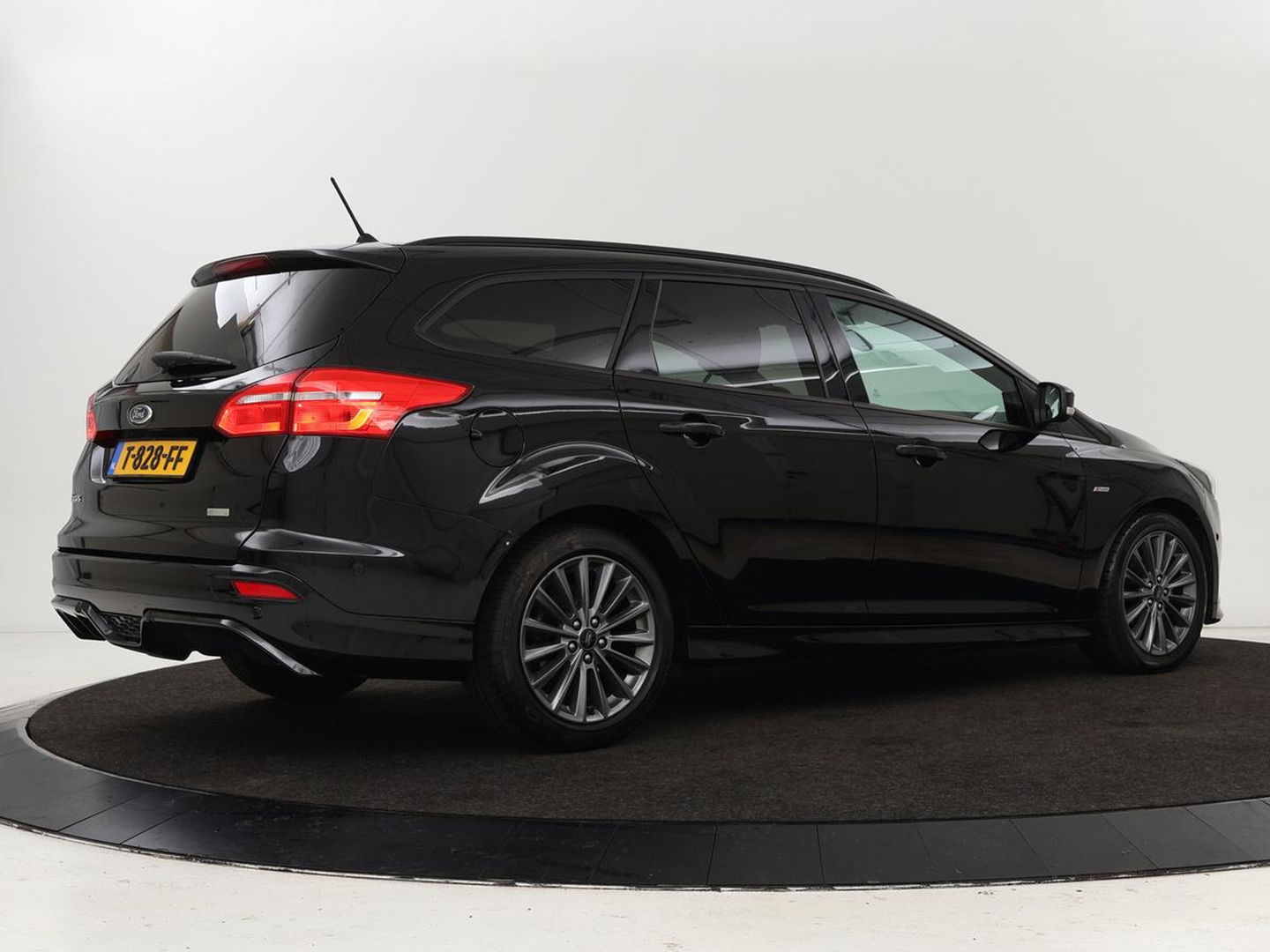 Ford Focus 1.0 EcoBoost 140pk ST-Line | Stoel & stuurverwarming | Xenon | Carplay | Navigatie | Climate control | Parkeerhulp | Cruise control