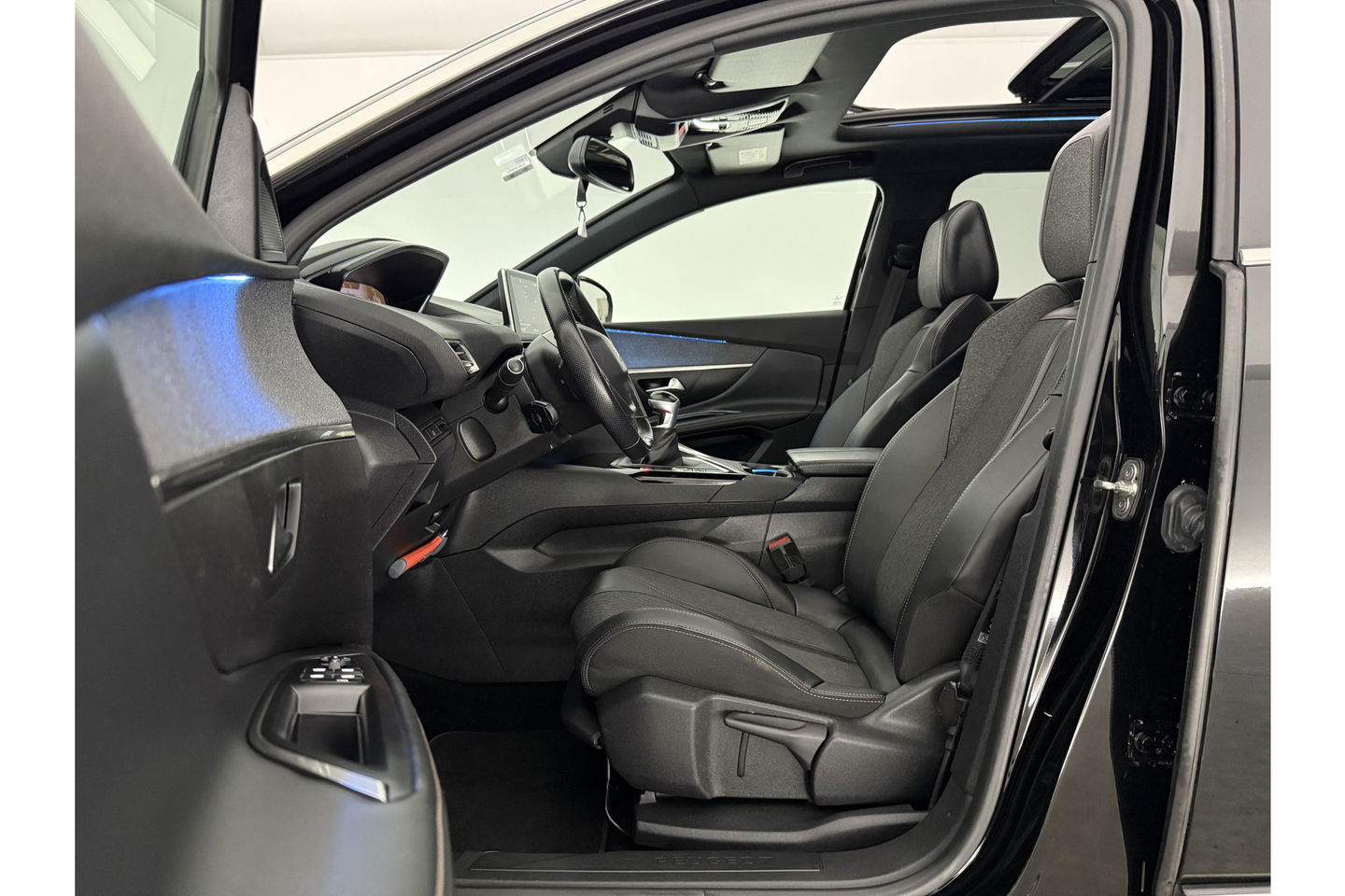 Peugeot 5008 1.2 PureTech GT-Line 7p 360 Camera Pano Virtual LED Sfeerverl. Trekhaak Carplay Cruise Clima 19"LMV Navi PDC