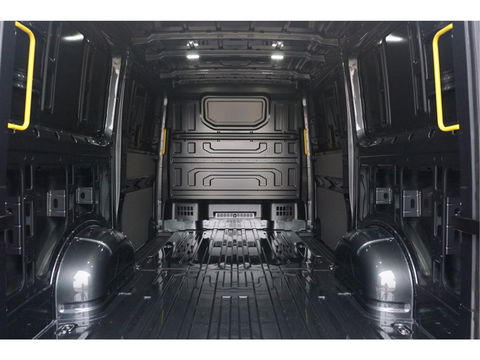 Volkswagen Crafter 35 177PK L3H2 AUT Facelift BPM VRIJ!! 13" Navi, Cam, Gev. Stoel, Alarm, LED!! NR. 315