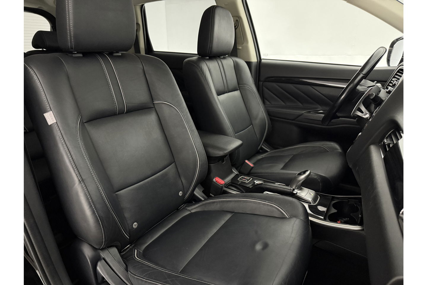 Mitsubishi Outlander 2.0 PHEV Hybride 360 Camera LED Clima Navigatie Leder 18"LMV