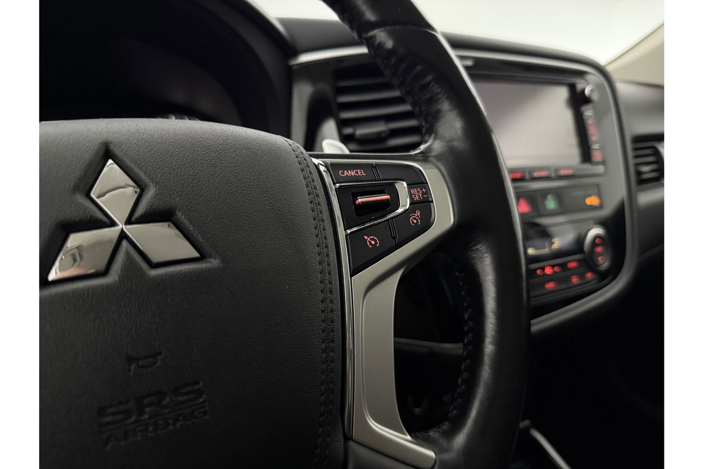 Mitsubishi Outlander 2.0 PHEV Hybride 360 Camera LED Clima Navigatie Leder 18"LMV