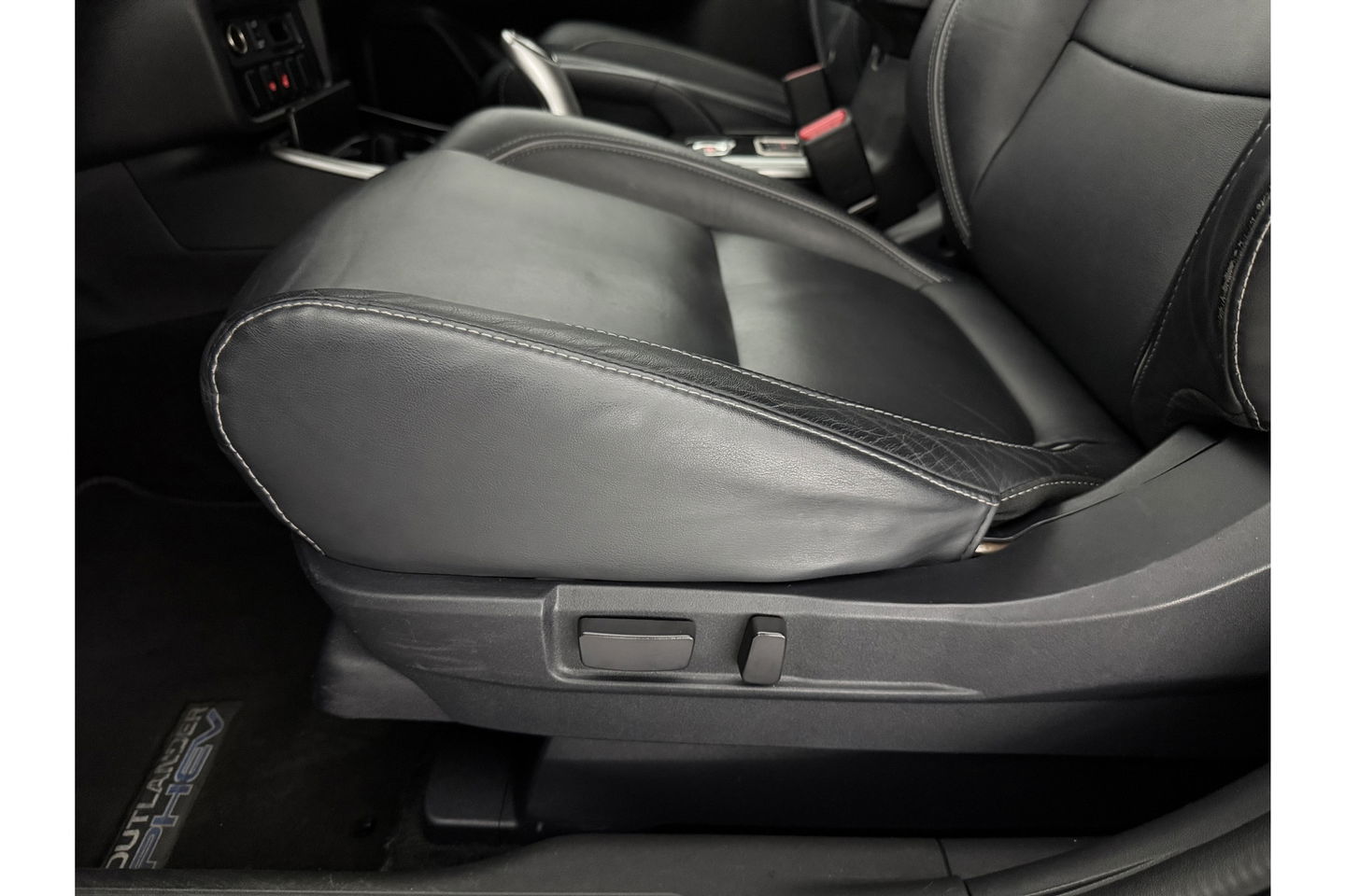 Mitsubishi Outlander 2.0 PHEV Hybride 360 Camera LED Clima Navigatie Leder 18"LMV