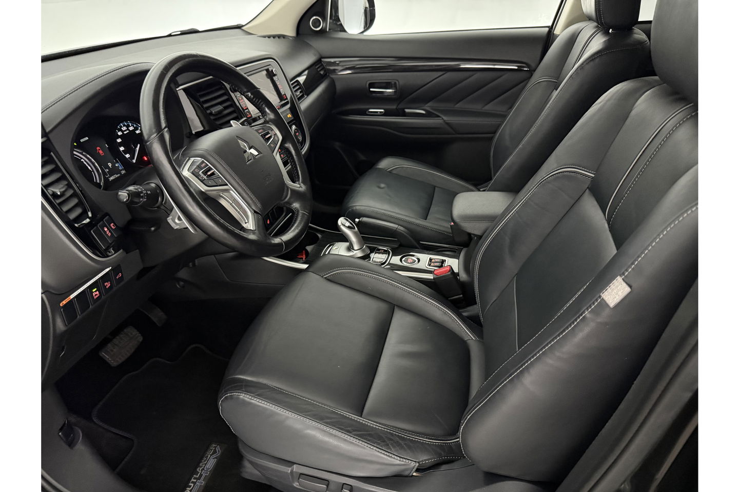 Mitsubishi Outlander 2.0 PHEV Hybride 360 Camera LED Clima Navigatie Leder 18"LMV