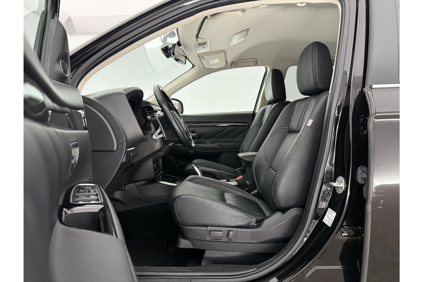 Mitsubishi Outlander 2.0 PHEV Hybride 360 Camera LED Clima Navigatie Leder 18"LMV