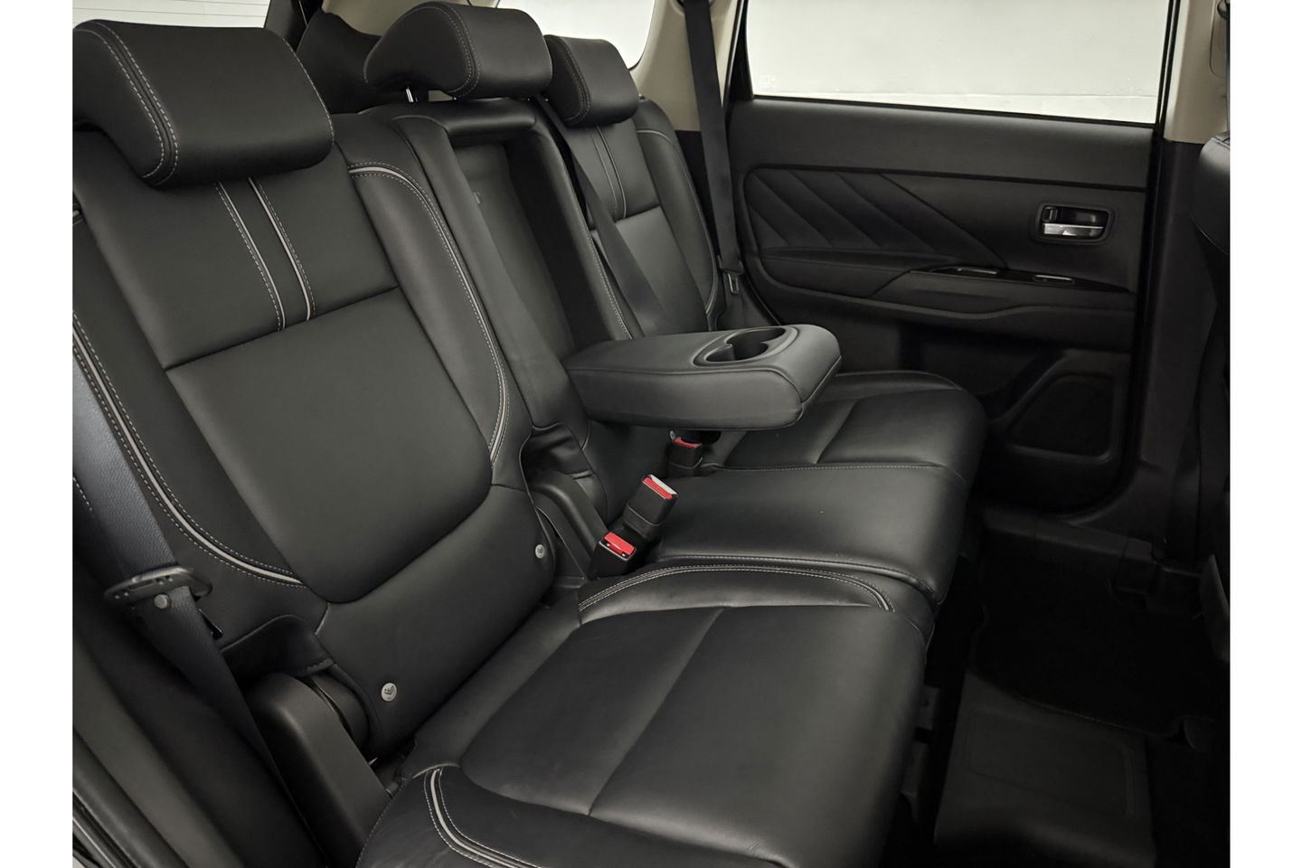 Mitsubishi Outlander 2.0 PHEV Hybride 360 Camera LED Clima Navigatie Leder 18"LMV