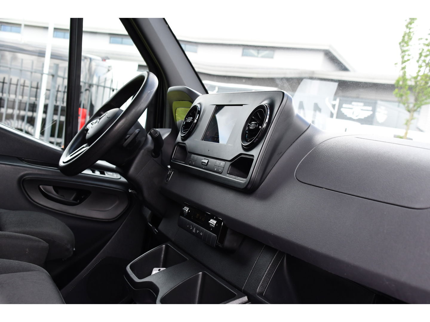 Mercedes-Benz Sprinter 314 2.2 CDI L2H2 Black Edition Camera, Cruise, 3500KG Trekhaak, Carplay, Automaat, Mbux, 143PK, NAVI, Uniek!