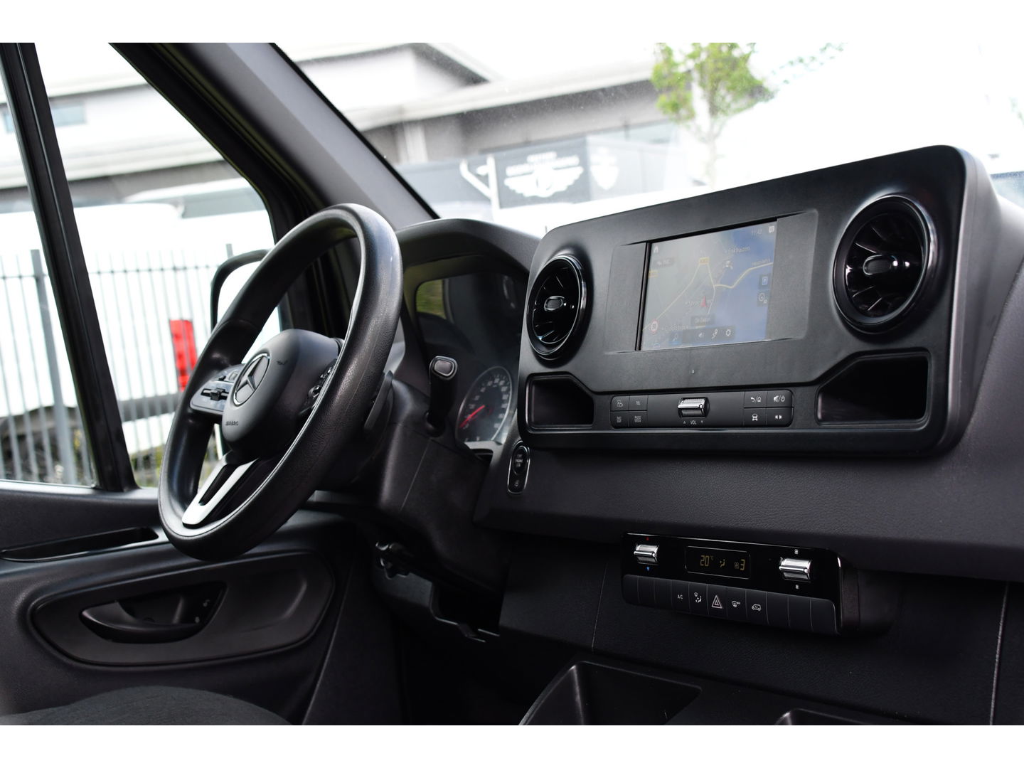Mercedes-Benz Sprinter 314 2.2 CDI L2H2 Black Edition Camera, Cruise, 3500KG Trekhaak, Carplay, Automaat, Mbux, 143PK, NAVI, Uniek!