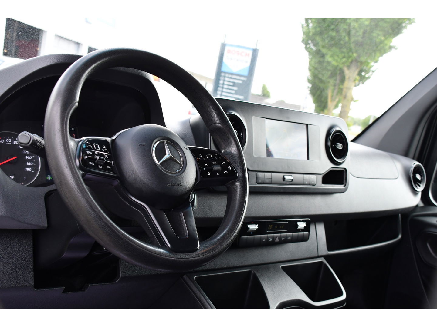 Mercedes-Benz Sprinter 314 2.2 CDI L2H2 Black Edition Camera, Cruise, 3500KG Trekhaak, Carplay, Automaat, Mbux, 143PK, NAVI, Uniek!