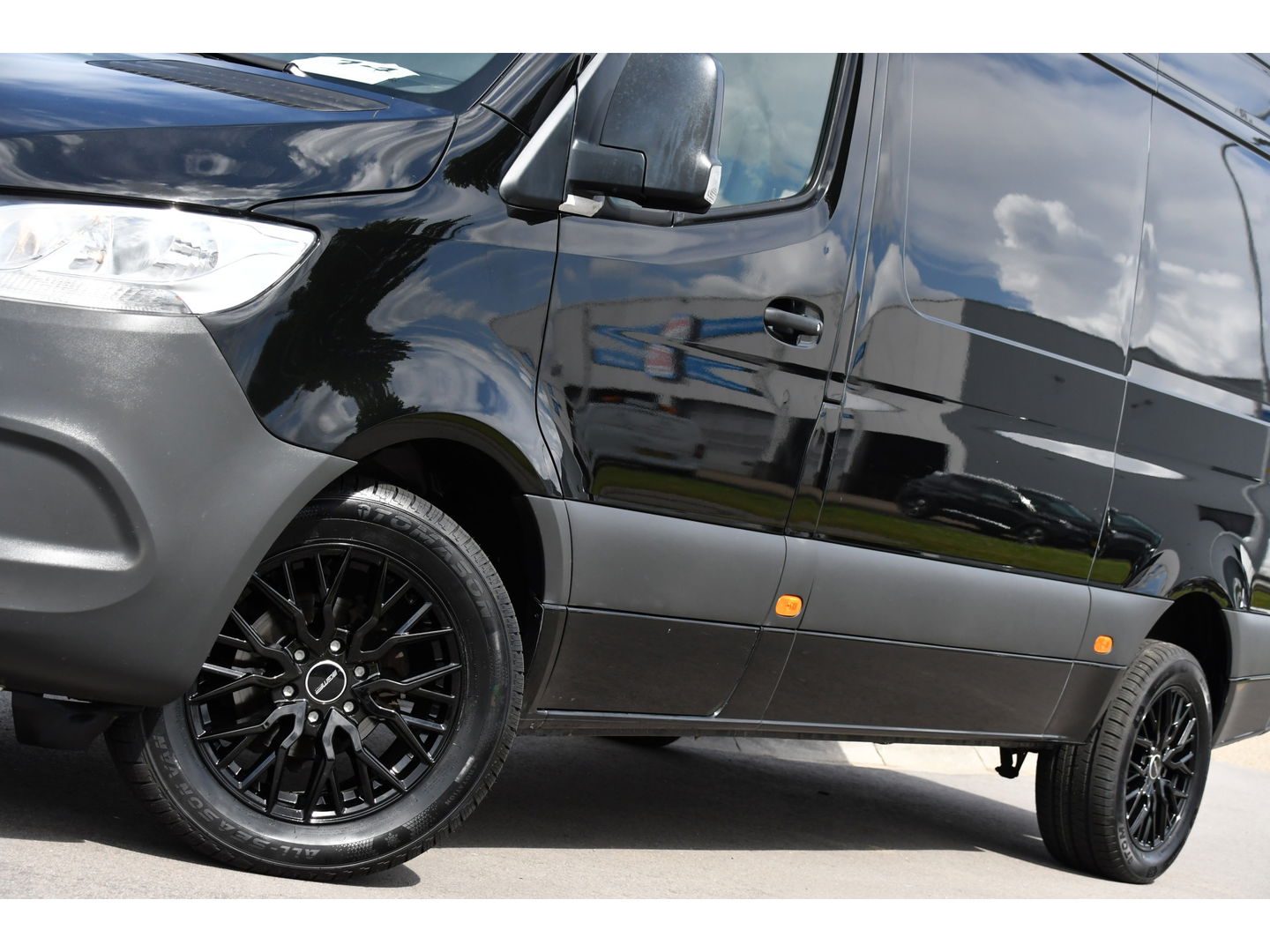 Mercedes-Benz Sprinter 314 2.2 CDI L2H2 Black Edition Camera, Cruise, 3500KG Trekhaak, Carplay, Automaat, Mbux, 143PK, NAVI, Uniek!