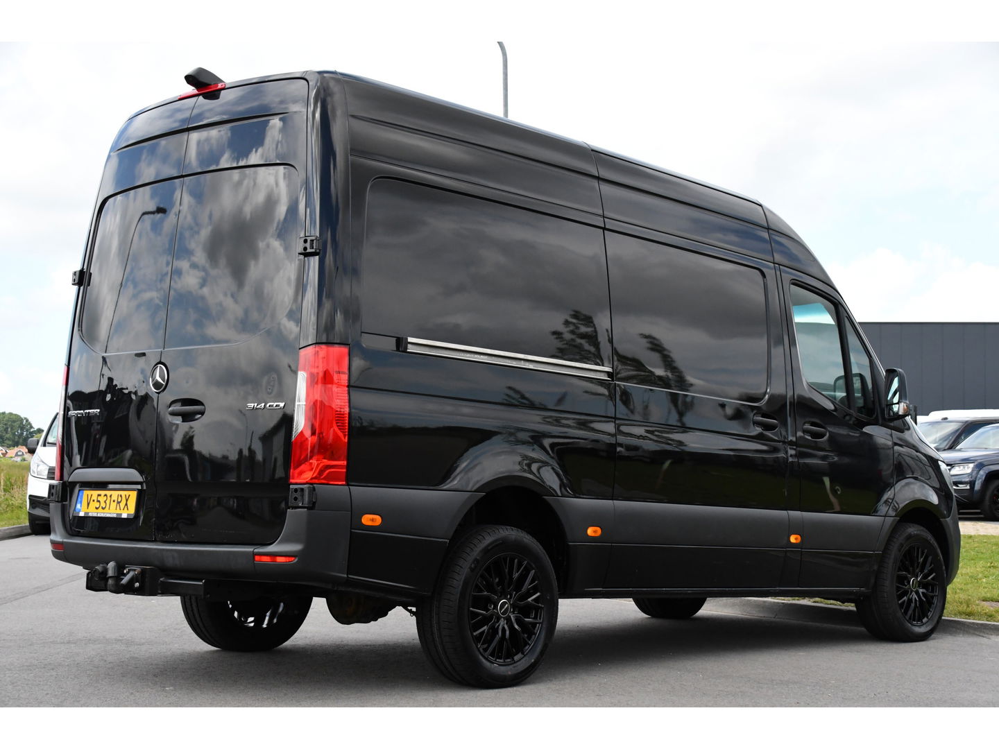 Mercedes-Benz Sprinter 314 2.2 CDI L2H2 Black Edition Camera, Cruise, 3500KG Trekhaak, Carplay, Automaat, Mbux, 143PK, NAVI, Uniek!