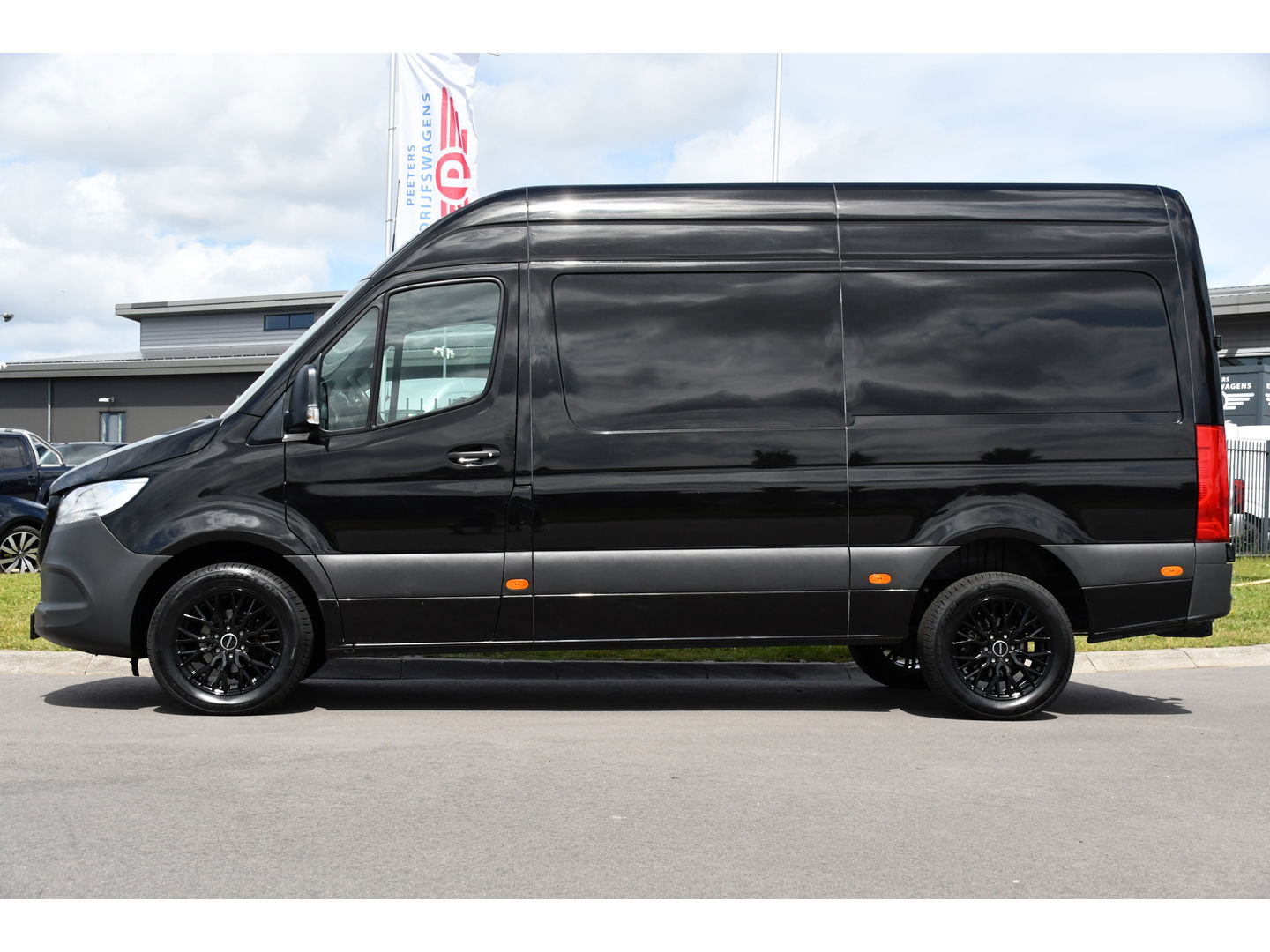 Mercedes-Benz Sprinter 314 2.2 CDI L2H2 Black Edition Camera, Cruise, 3500KG Trekhaak, Carplay, Automaat, Mbux, 143PK, NAVI, Uniek!