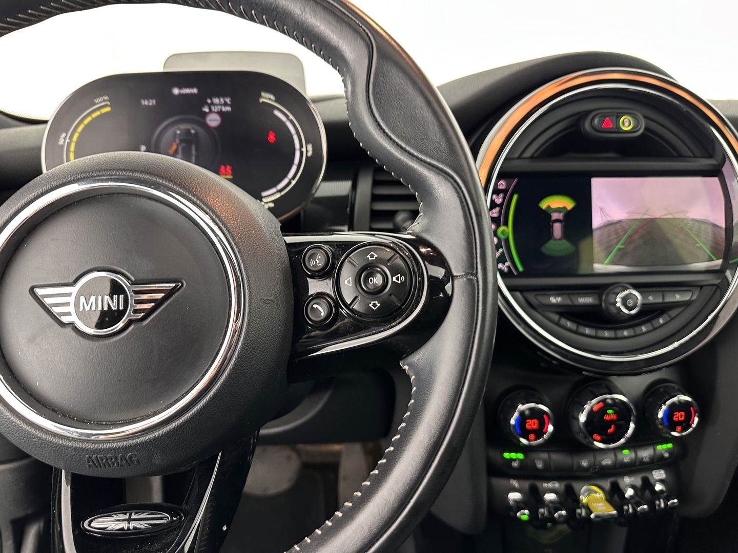 MINI Mini Electric Yours 33 kWh [ 3-Fase ] (INCL-BTW) *PANO | LUXURY-LEATHER | HARMAN/KARDON-AUDIO | FULL-LED | KEYLESS | CAMERA | NAVI-FULLMAP | DIGI-COCKPIT | DAB | HEAD-UP | HEATED-SPORTSEATS | 17"ALU*