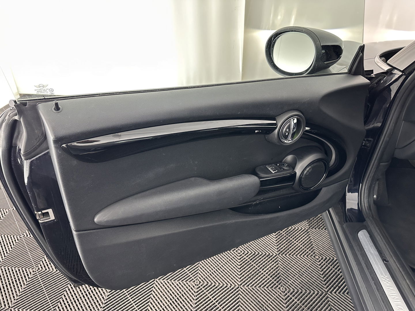 MINI Mini Electric Yours 33 kWh [ 3-Fase ] (INCL-BTW) *PANO | LUXURY-LEATHER | HARMAN/KARDON-AUDIO | FULL-LED | KEYLESS | CAMERA | NAVI-FULLMAP | DIGI-COCKPIT | DAB | HEAD-UP | HEATED-SPORTSEATS | 17"ALU*