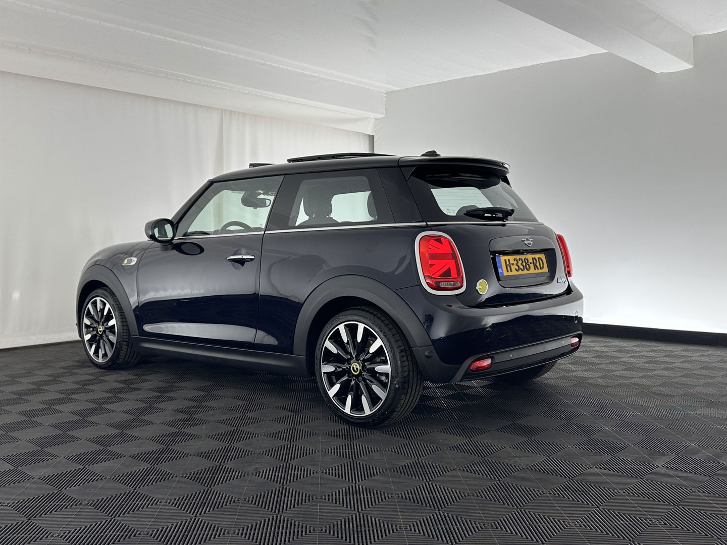 MINI Mini Electric Yours 33 kWh [ 3-Fase ] (INCL-BTW) *PANO | LUXURY-LEATHER | HARMAN/KARDON-AUDIO | FULL-LED | KEYLESS | CAMERA | NAVI-FULLMAP | DIGI-COCKPIT | DAB | HEAD-UP | HEATED-SPORTSEATS | 17"ALU*